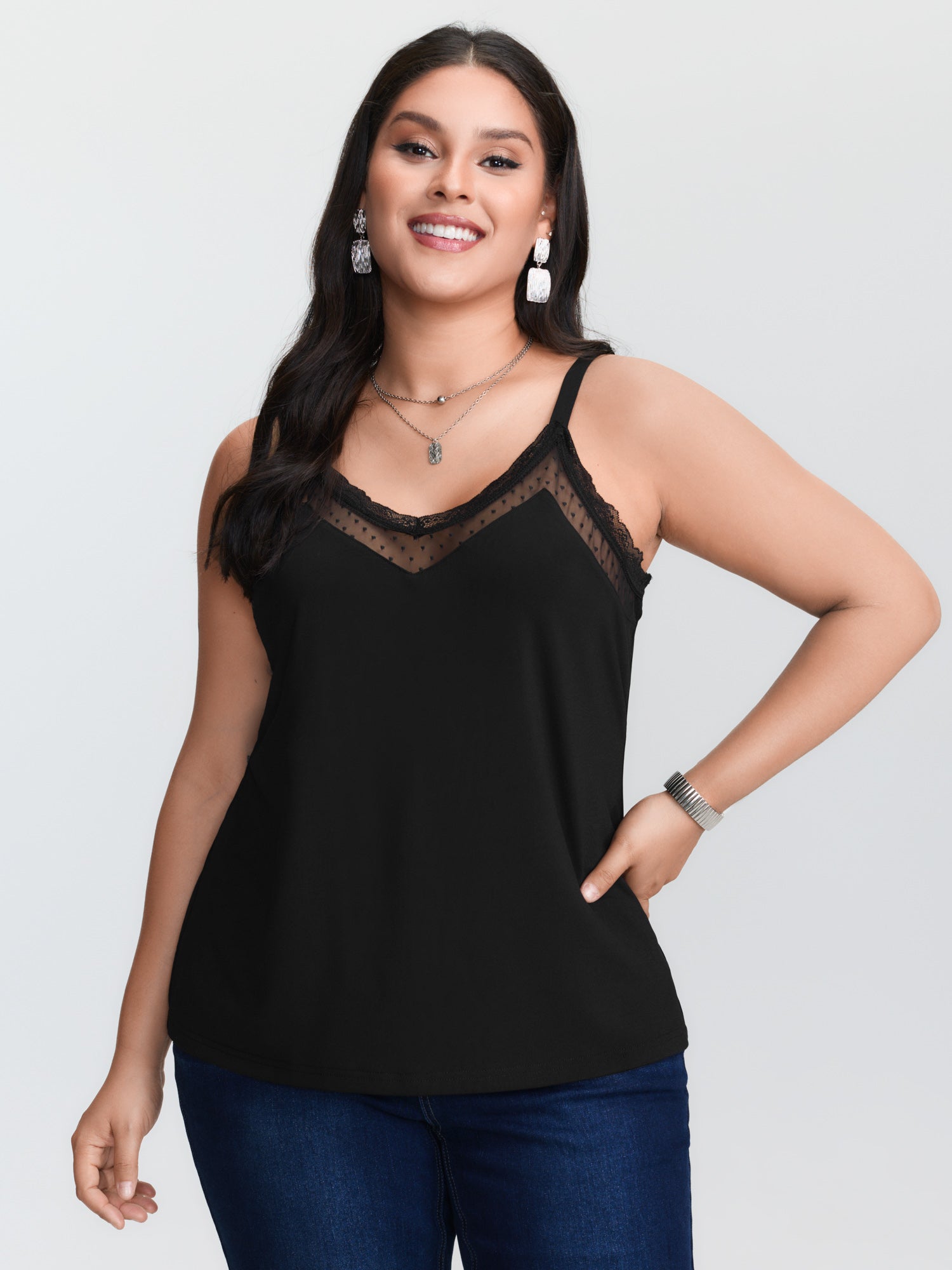 プラスサイズ対応の黒いニットキャミソール。コントラストカラー - Cami Top Lace のレビューと価格