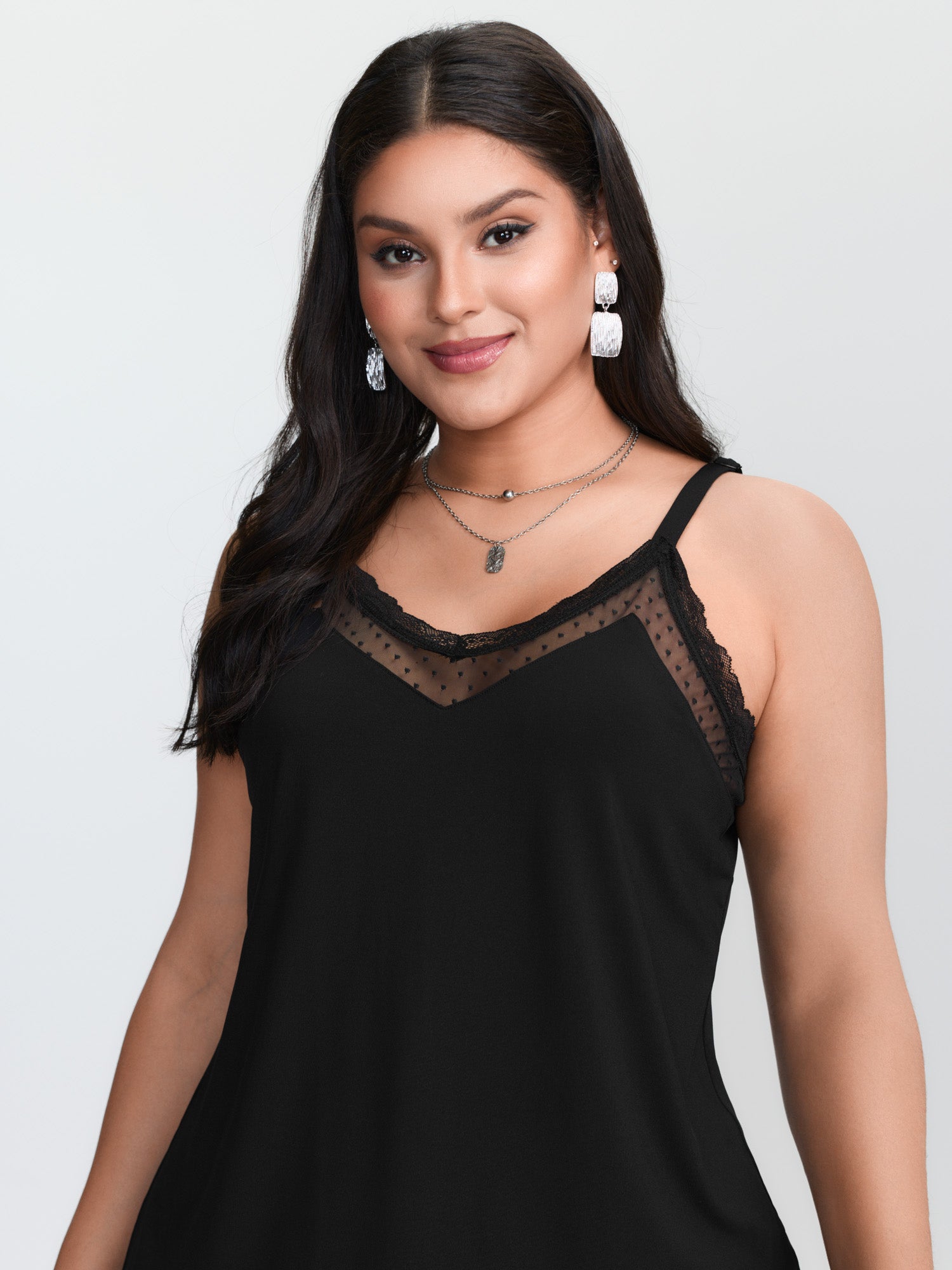 プラスサイズ対応の黒いニットキャミソール。コントラストカラー - Cami Top Lace のレビューと価格